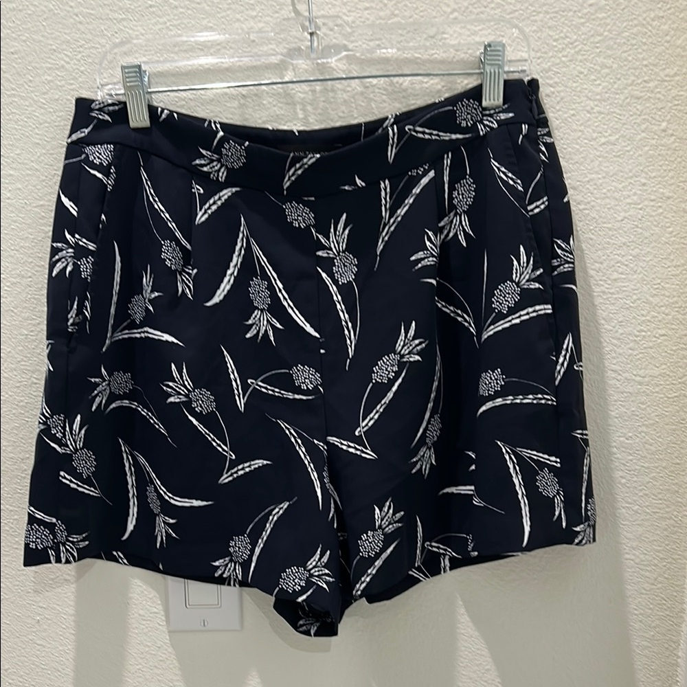 Ann Taylor Floral Black Women's Shorts side zipper and pockets